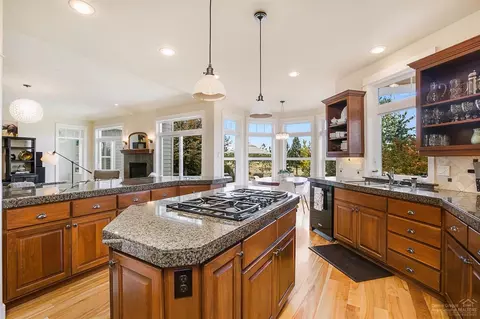 21460 Bradetich Loop, Bend, OR 97701 photo 6