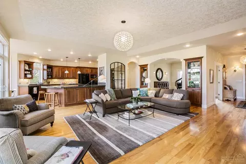 21460 Bradetich Loop, Bend, OR 97701 photo 4