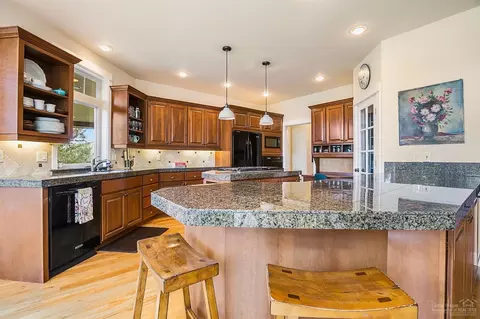 21460 Bradetich Loop, Bend, OR 97701 photo 7