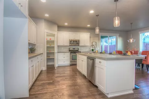 1240 NE Hoover Loop, Bend, OR 97701 photo 9