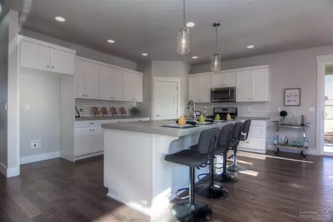 1240 NE Hoover Loop, Bend, OR 97701 photo 12