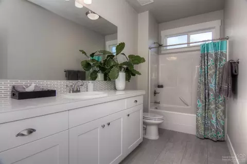 1240 NE Hoover Loop, Bend, OR 97701 photo 6