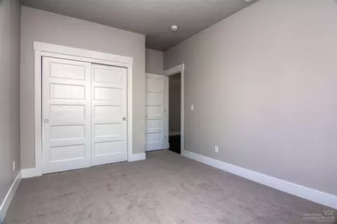 1240 NE Hoover Loop, Bend, OR 97701 photo 7