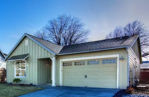 1240 NE Hoover Loop, Bend, OR 97701 photo 2