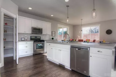 1240 NE Hoover Loop, Bend, OR 97701 photo 10