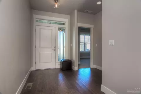 1240 NE Hoover Loop, Bend, OR 97701 photo 4
