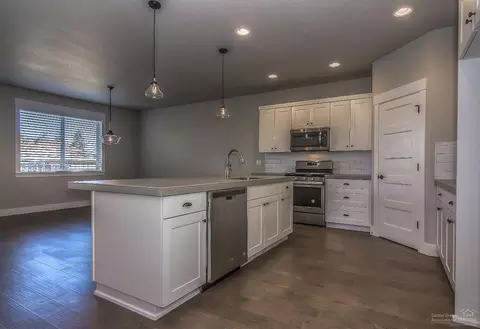 1294 NE Hoover Loop, Bend, OR 97701 photo 6