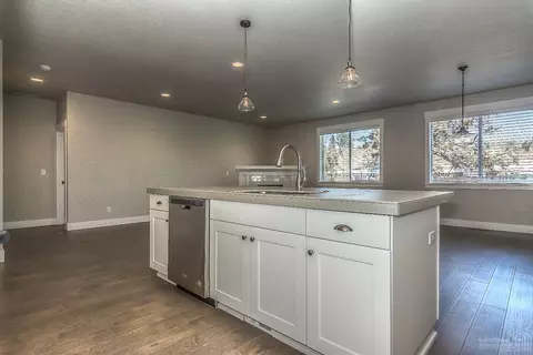 1294 NE Hoover Loop, Bend, OR 97701 photo 11