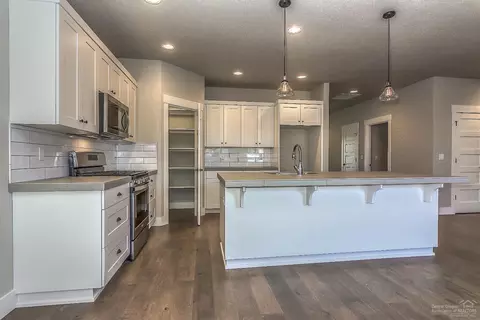1294 NE Hoover Loop, Bend, OR 97701 photo 1