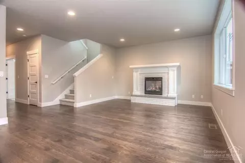 1312 NE Hoover Loop, Bend, OR 97701 photo 9
