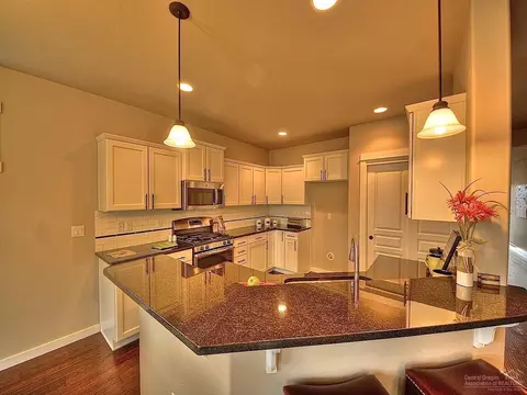 1972 NE Cliff Dr, Bend, OR 97701 photo 2