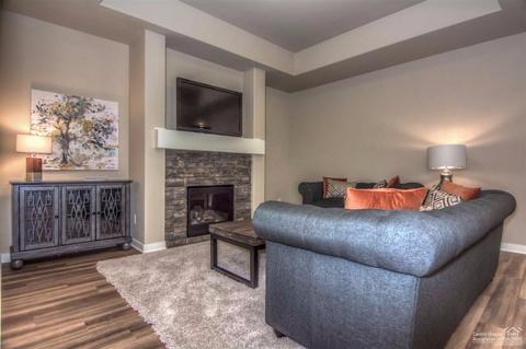 60447 Hedgewood Ln, Bend, OR 97702 photo 4