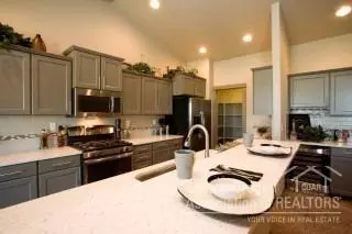 1966 NE Cliff Dr, Bend, OR 97701 photo 3