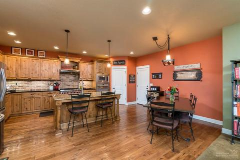 63106 Dakota Dr, Bend, OR 97701 photo 2