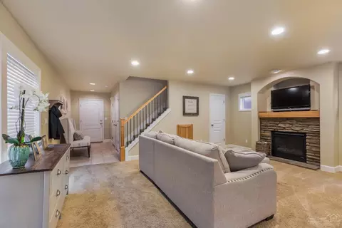 20265 Schaeffer Dr, Bend, OR 97703 photo 2