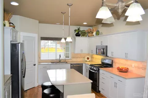 20314 Mariner Dr, Bend, OR 97703 photo 3