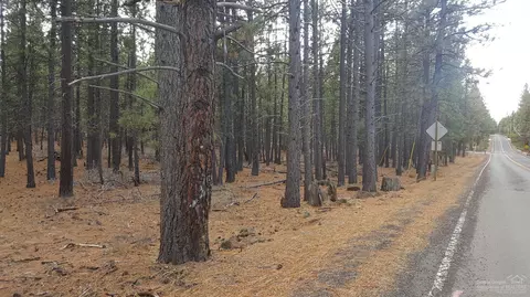 18713 River Woods Dr, Bend, OR 97702 photo 3