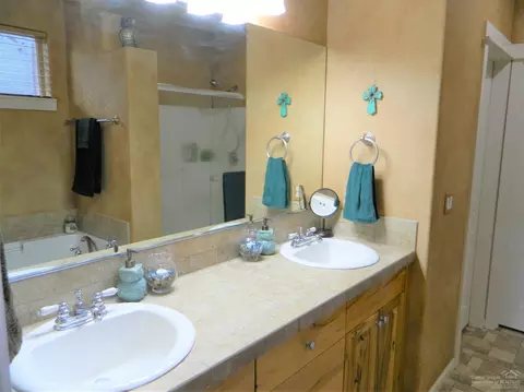 16561 Beesley Pl, La Pine, OR 97739 photo 11