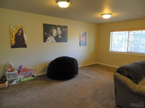 16561 Beesley Pl, La Pine, OR 97739 photo 4