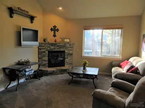 16561 Beesley Pl, La Pine, OR 97739 photo 2