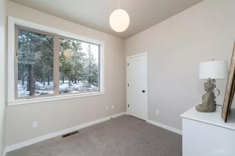 63121 Iner Loop, Bend, OR 97701 photo 9