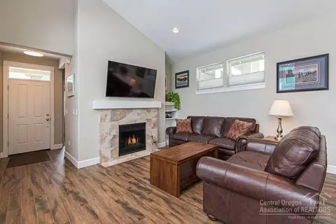 627 NE Vail Ln, Bend, OR 97701 photo 2
