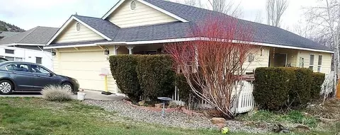 949 NE Lena Pl, Bend, OR 97701 photo 1