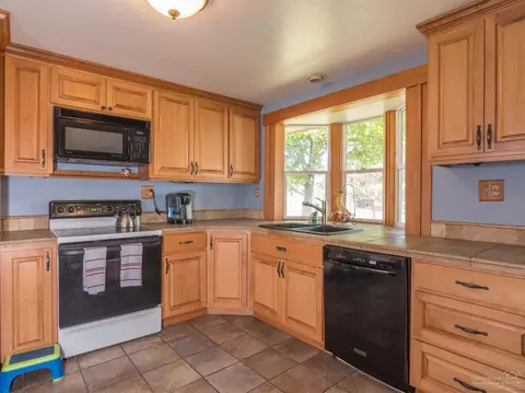 62570 Dixon Loop, Bend, OR 97701 photo 3