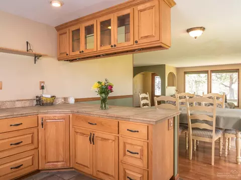 62570 Dixon Loop, Bend, OR 97701 photo 4
