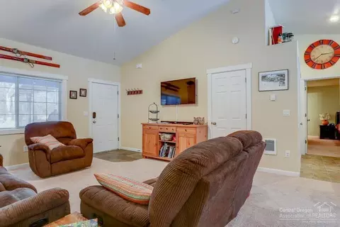 17020 Glendale Rd, Bend, OR 97707 photo 2