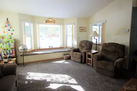 16511 Sprague Loop, La Pine, OR 97739 photo 4