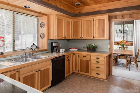 17672 Rogue, Sunriver, OR 97707 photo 3