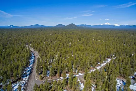 17000 Shawnee Cir, Bend, OR 97707 photo 3