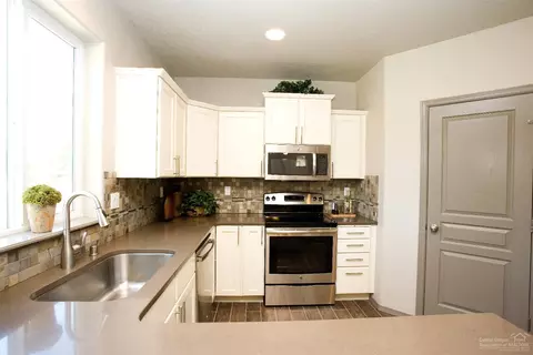 1812 NE Shadowcrest Way, Bend, OR 97701 photo 1