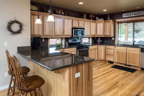 63407 Barton View Pl, Bend, OR 97701 photo 4