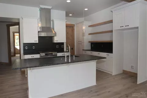 60484 Kangaroo Loop, Bend, OR 97702 photo 2