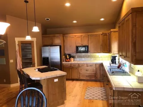 61430 Linton Loop, Bend, OR 97702 photo 2