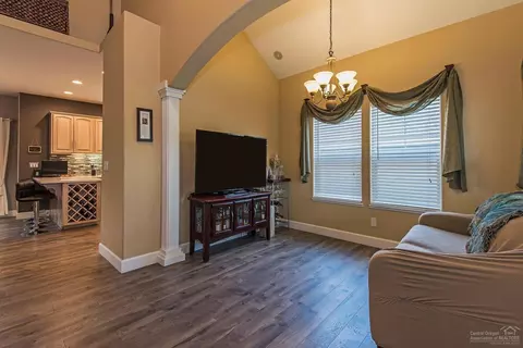 21221 Darby Ct, Bend, OR 97702 photo 2