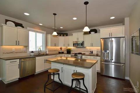 1795 NE Shadowcrest Way, Bend, OR 97701 photo 3