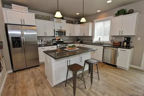 1795 NE Shadowcrest Way, Bend, OR 97701 photo 1