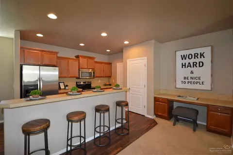 20266 SE Knightsbridge Pl, Bend, OR 97702 photo 3