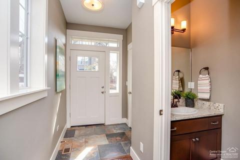 1063 SE Leonel Ln, Bend, OR 97702 photo 2