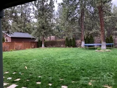 60852 Yellow Leaf St, Bend, OR 97702 photo 2