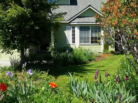 2012 NE Taylor Ct, Bend, OR 97701 photo 2