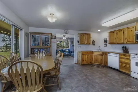 65128 Hunnell Rd, Bend, OR 97703 photo 9