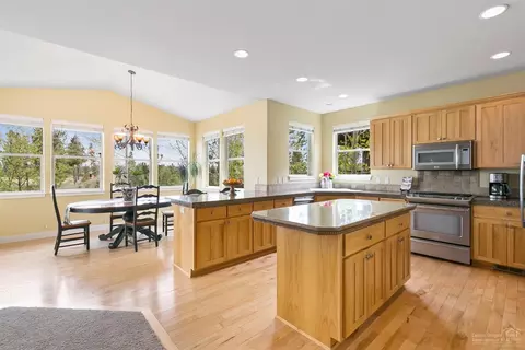 61915 Fall Creek Loop, Bend, OR 97702 photo 9