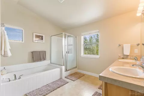 61915 Fall Creek Loop, Bend, OR 97702 photo 18