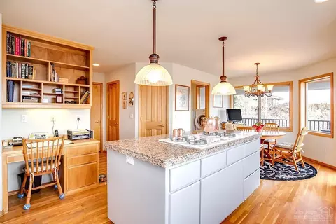 22305 White Peaks Dr, Bend, OR 97702 photo 9