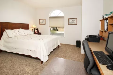 381 SE Soft Tail Loop, Bend, OR 97702 photo 18