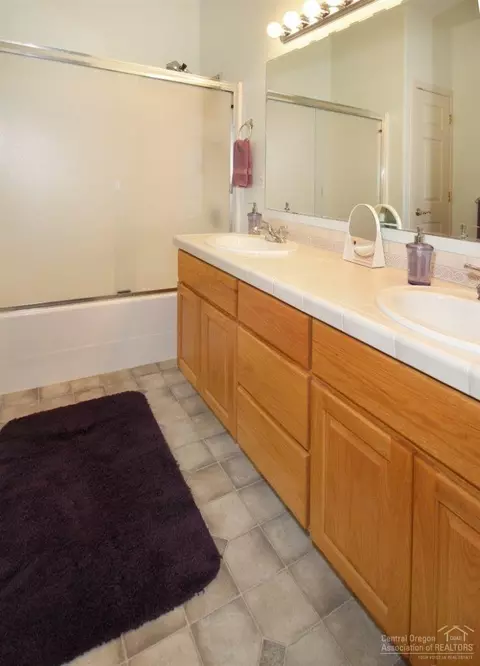 381 SE Soft Tail Loop, Bend, OR 97702 photo 6